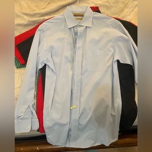 Men’s Roundtree & Yorke light blue fitted dress shirt. Neck size 16 (size 16/34)